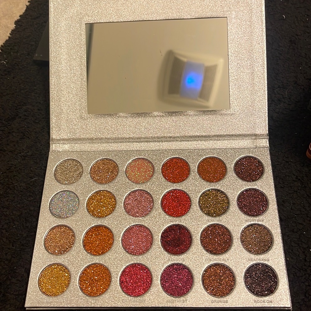 Jolie Beauty Fleek shadow palette